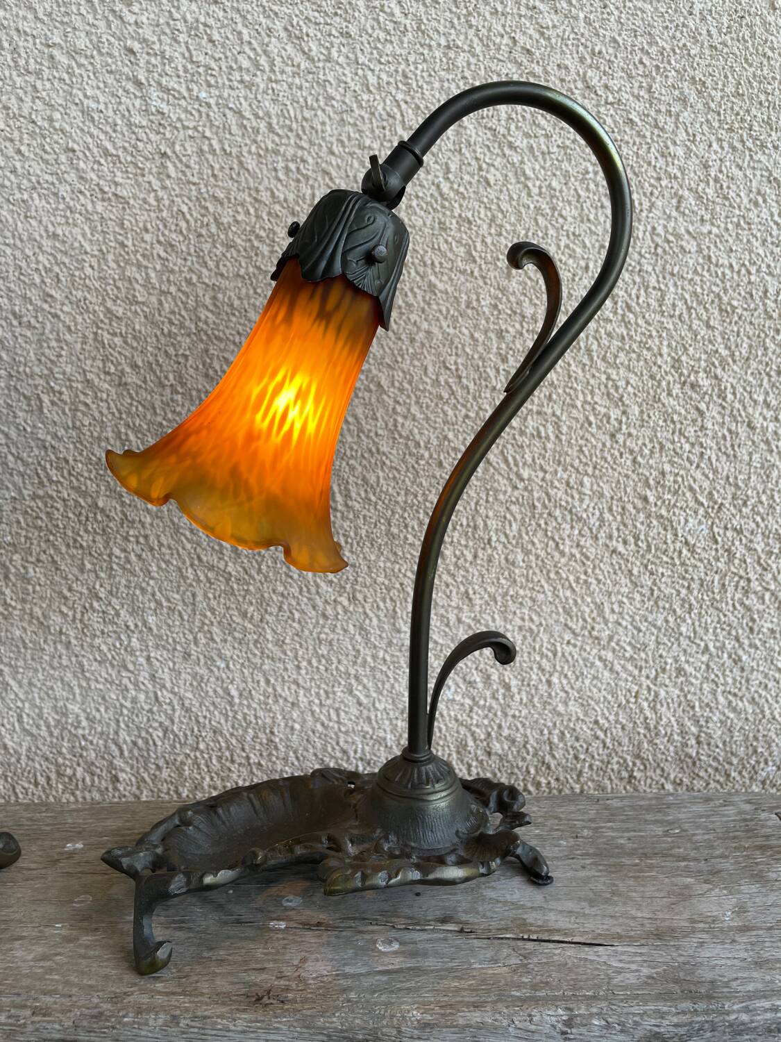 2 lampes en bronze avec abat-jours en tulipes
