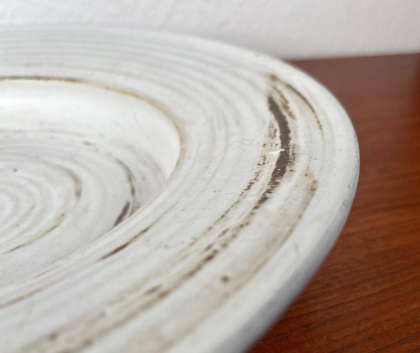 Mid-century modern minimalist studio pottery bowl from Pottestuen Keramik Frederikshavn, 1960s.