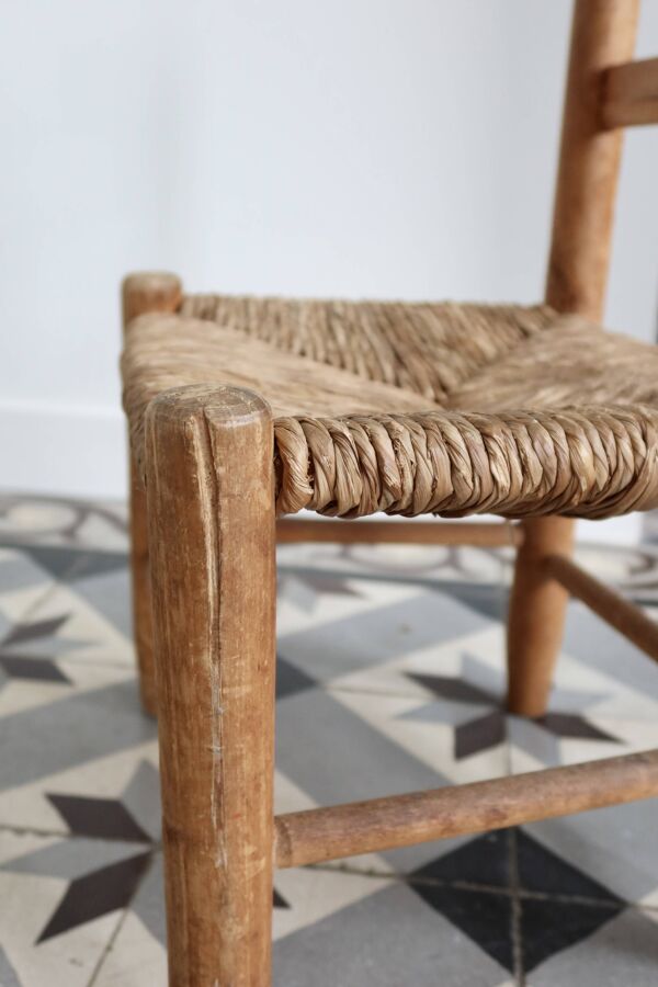 Chaise d'enfant ancienne en bois et assise paillé