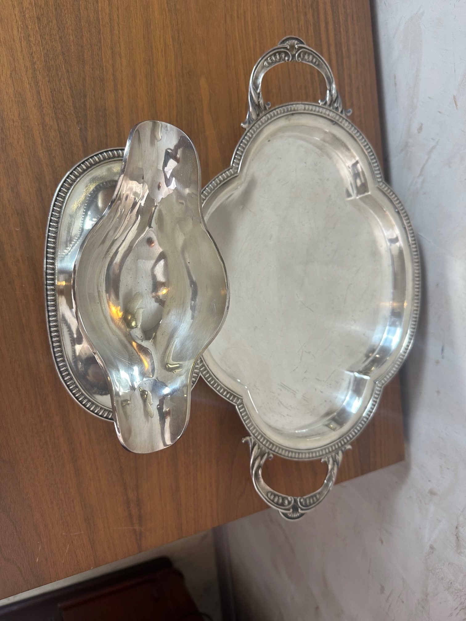 Presentation dish and its integrated sauceboat