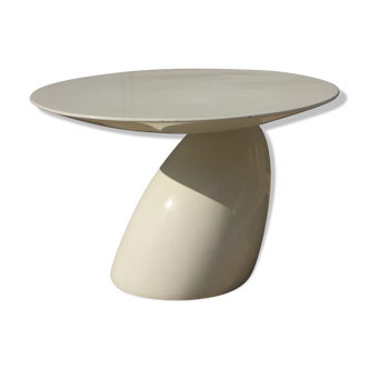 Table à manger en résine laquée