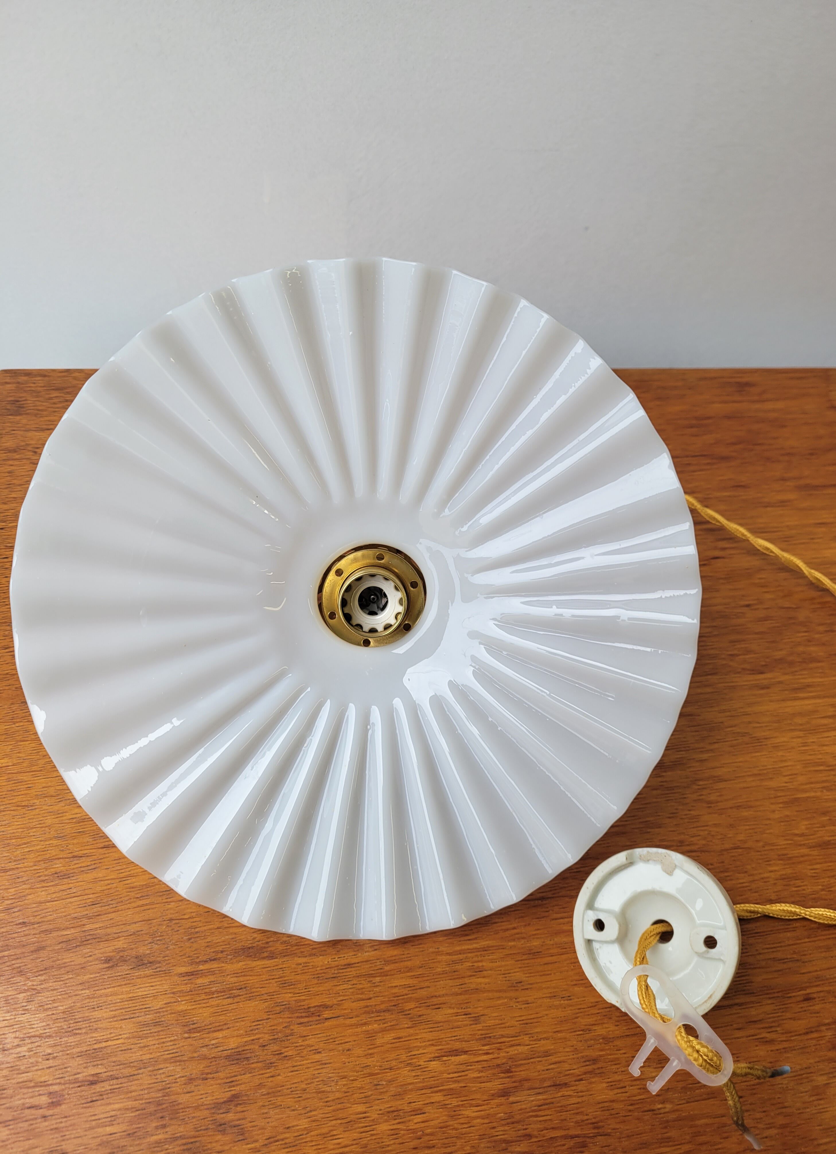 Suspension in white pleated opaline