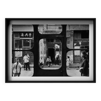 Marc Riboud : Liulichang, Pékin (Enfants regardant à travers un bâtiment), 1970