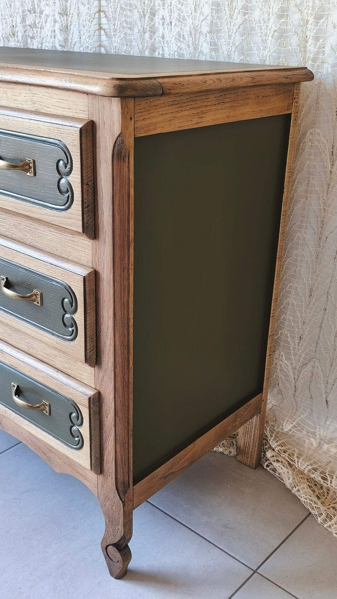 Oak chest of drawers