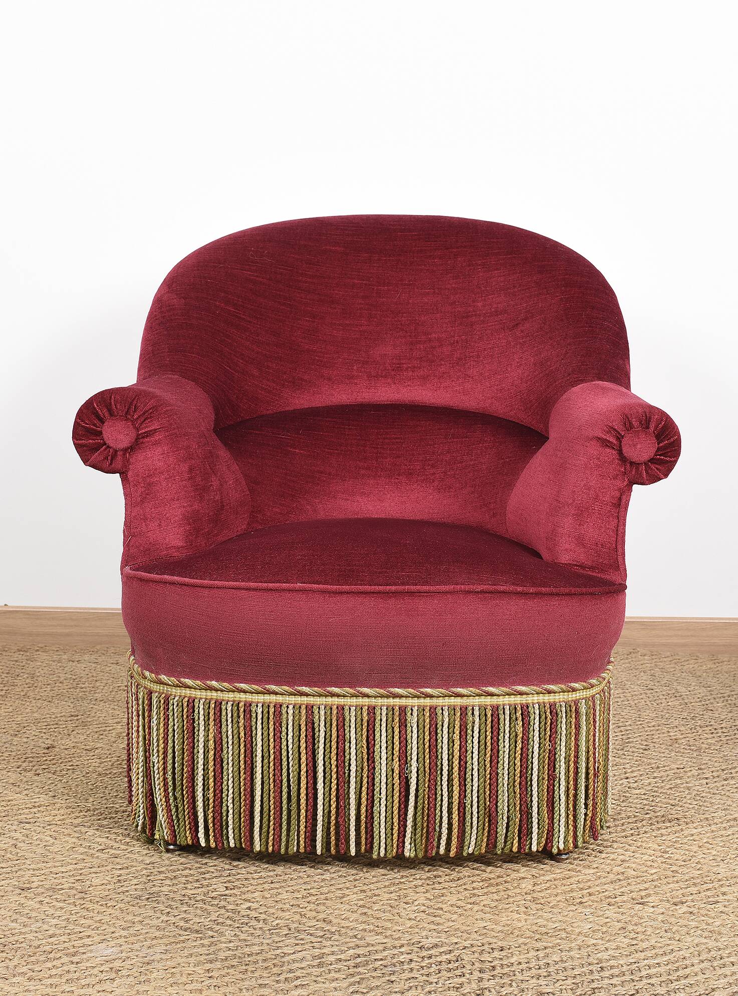 Sofa and pair of toad armchairs in red velvet.