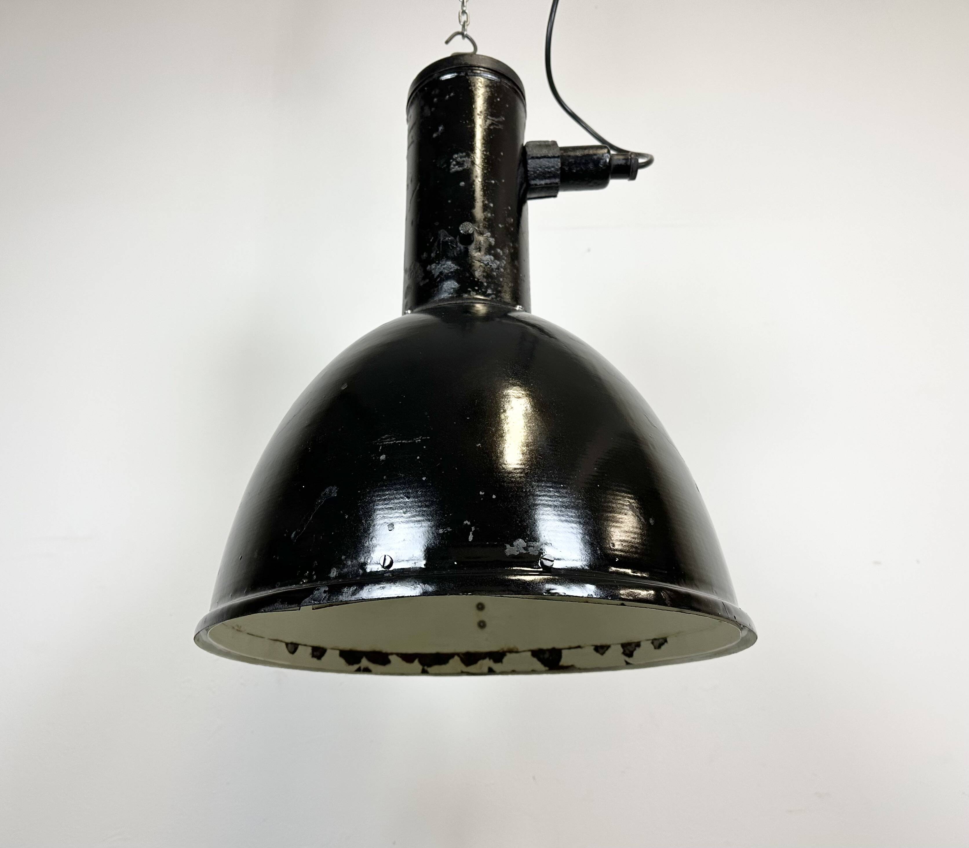 Suspension industrielle en émail noir, 1950s