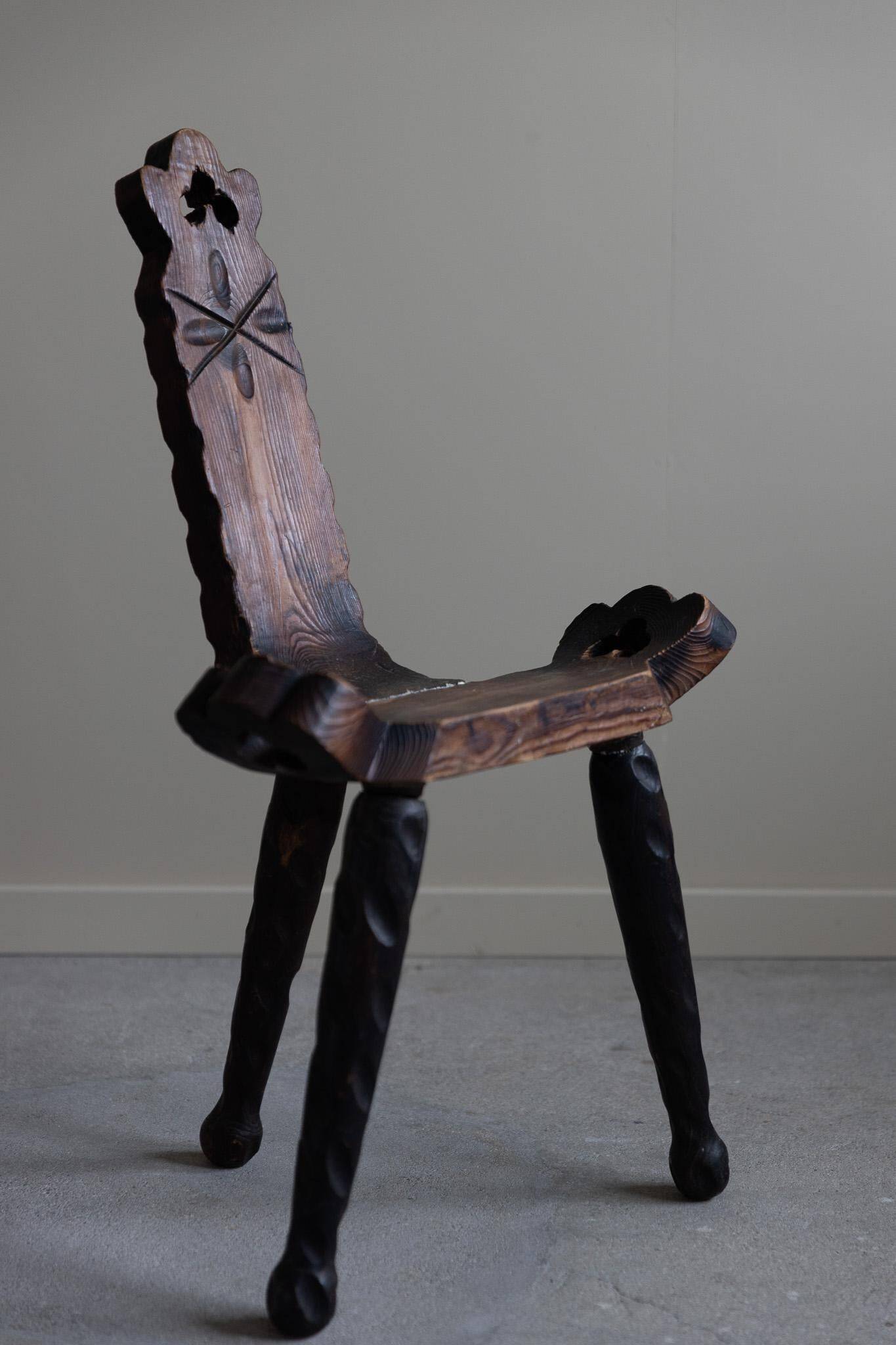 Sculpted wooden tripod chair in French Wabi Sabi, early 20th century.