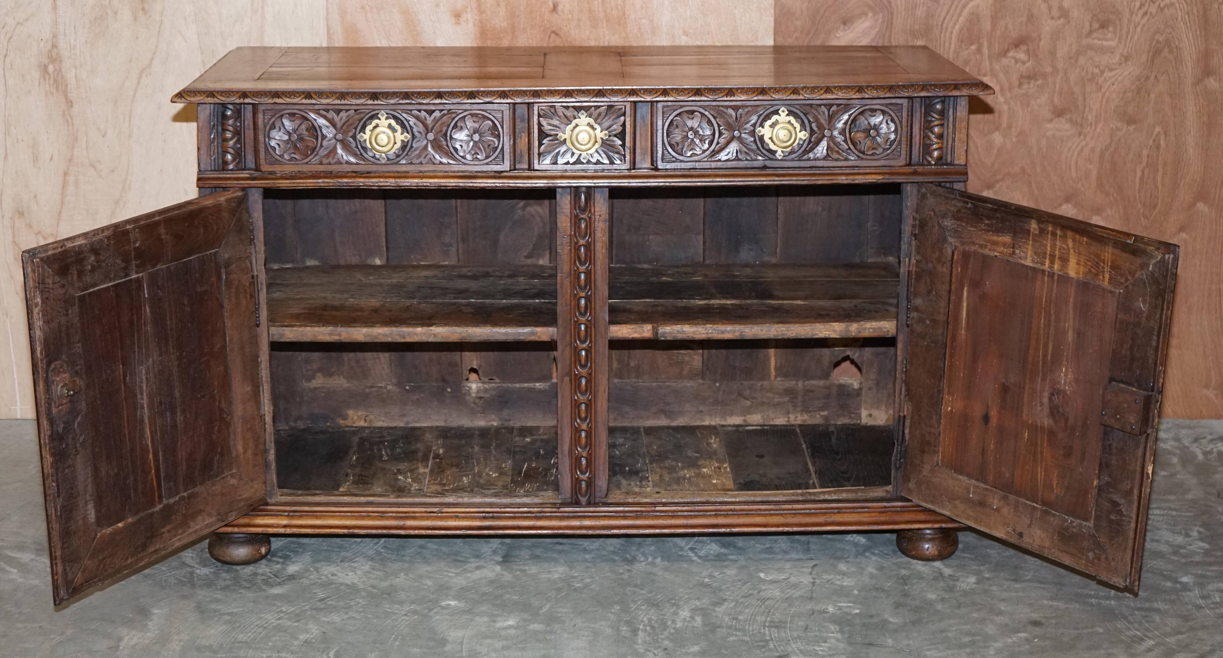 Buffet Continental en Chêne Sculpté Circa 1800 avec Panneaux Militaires