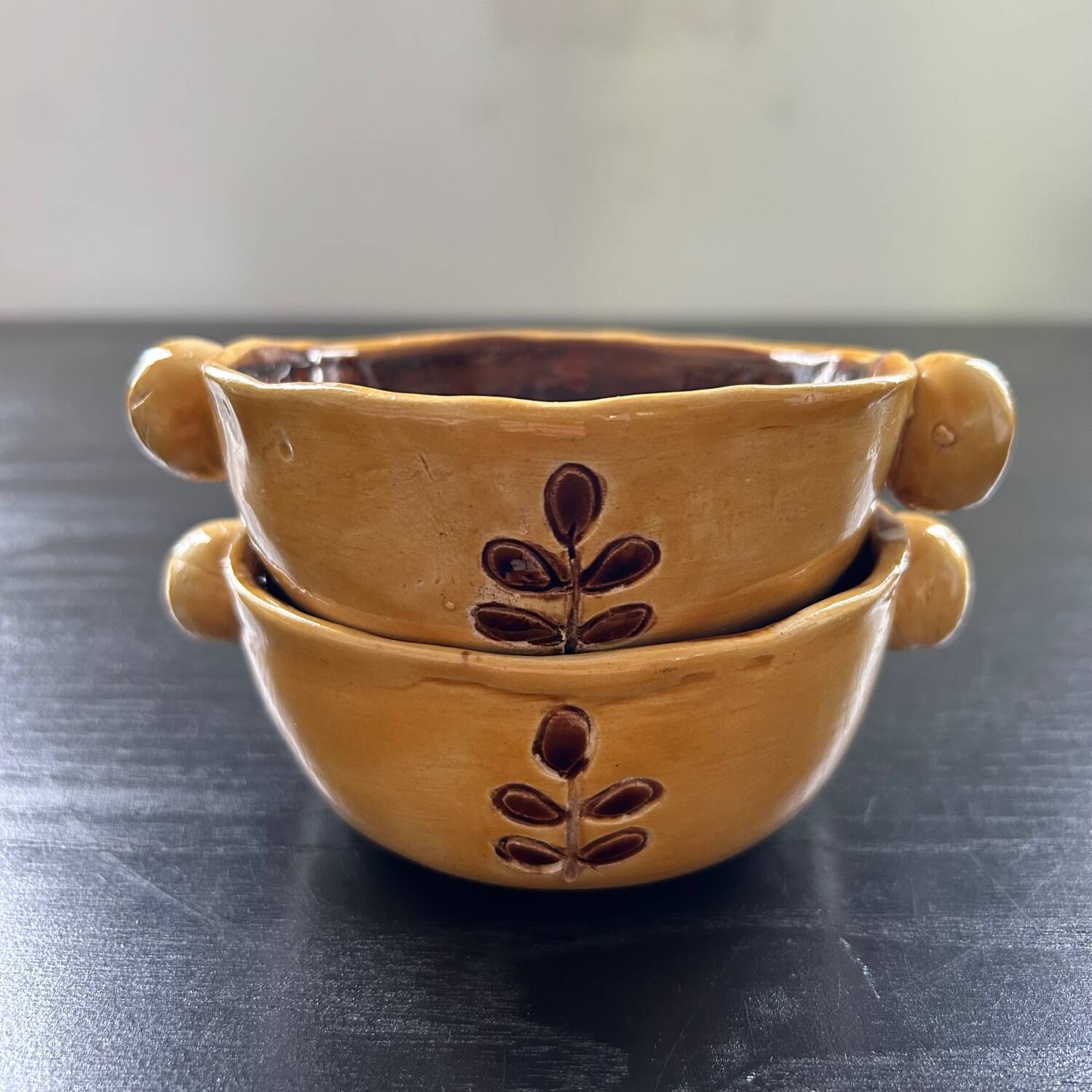 Pair of bowls with floral decoration