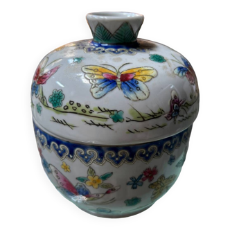 Chinese porcelain covered box decorated with butterflies 14cm