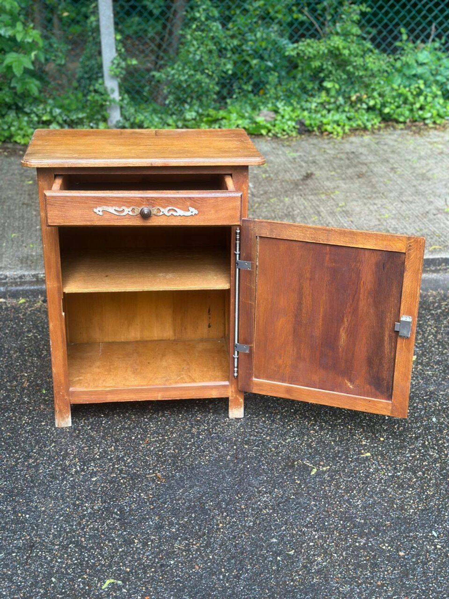 Buffet commode vintage en bois massif du XIXème siècle