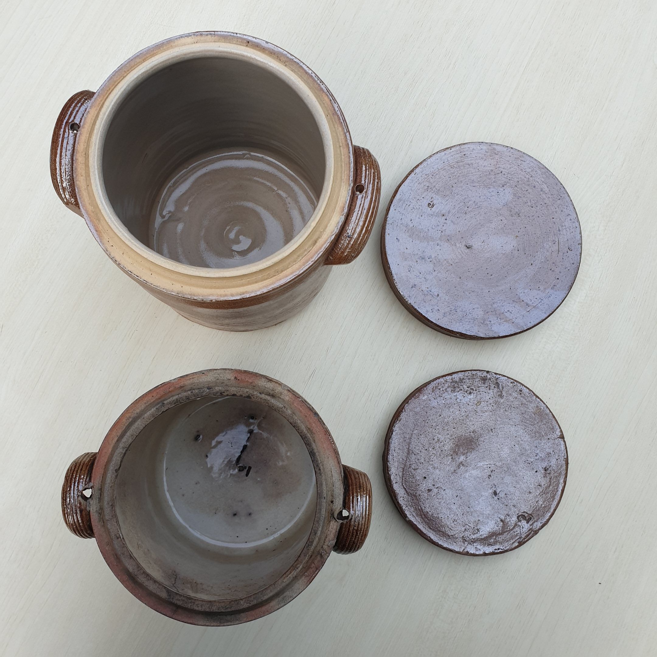 Set of 2 ceramic pots