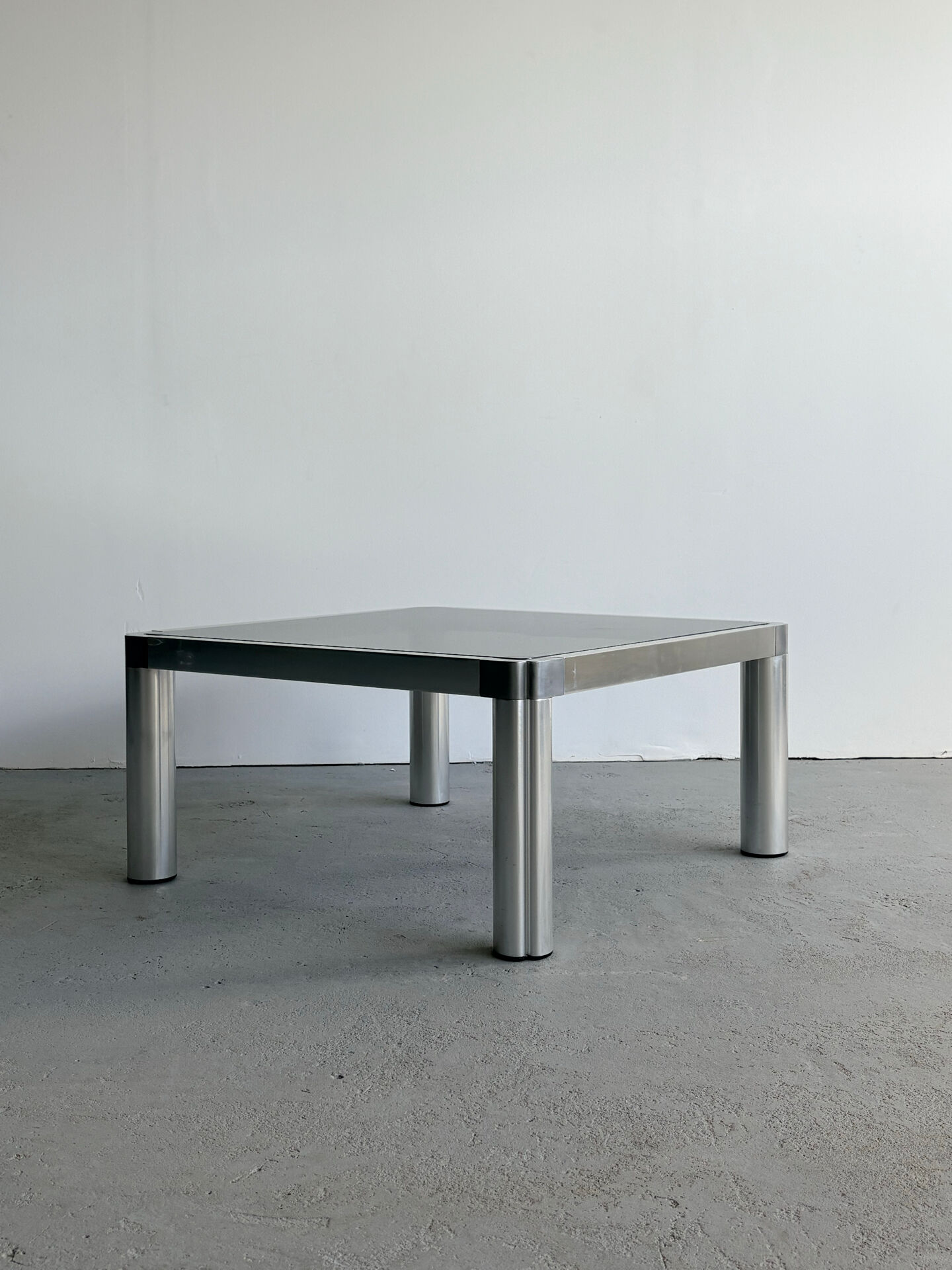 Table basse moderniste par Kho Liang Ie, années 1970
