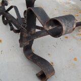 Paire de chenets en fer forgé et laiton