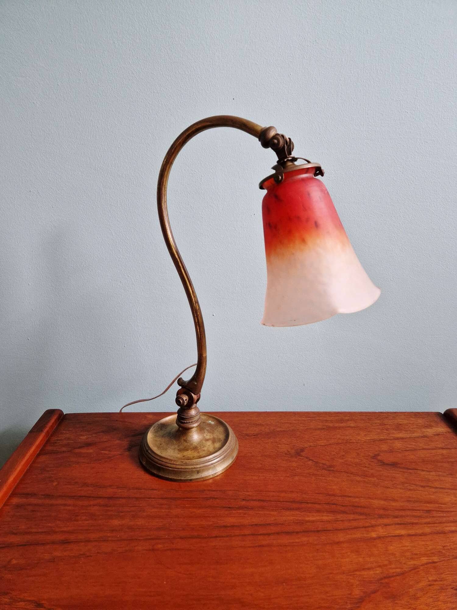 Lampe de bureau art déco en bronze et tulipe signée Schneider, années 1920