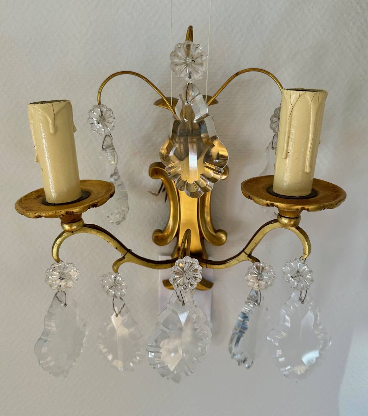 Chandelier set & 4 wall sconces with pendants, Louis XV style, gilded metal