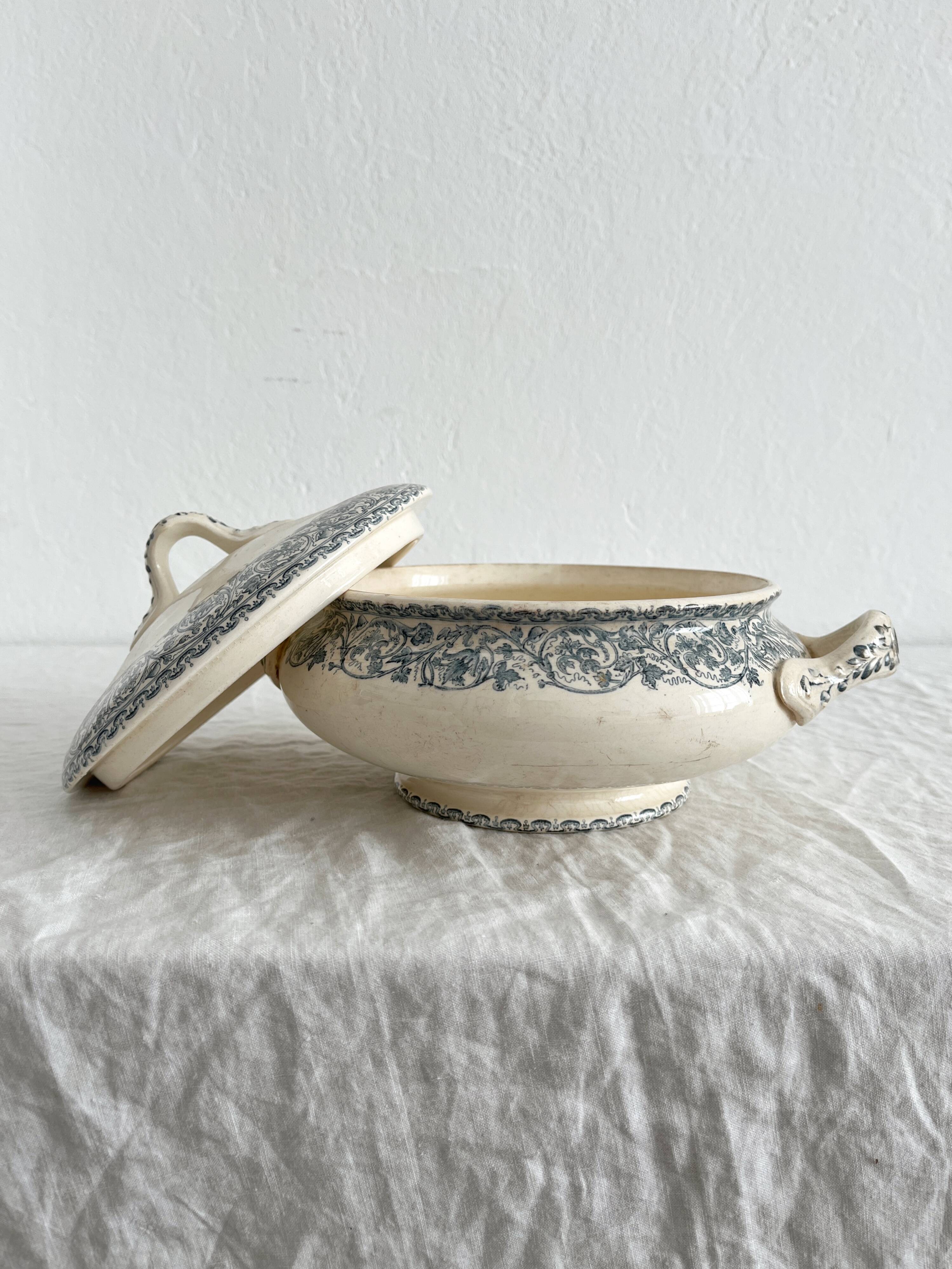 Small ironstone tureen "Renaissance" Creil and Montereau