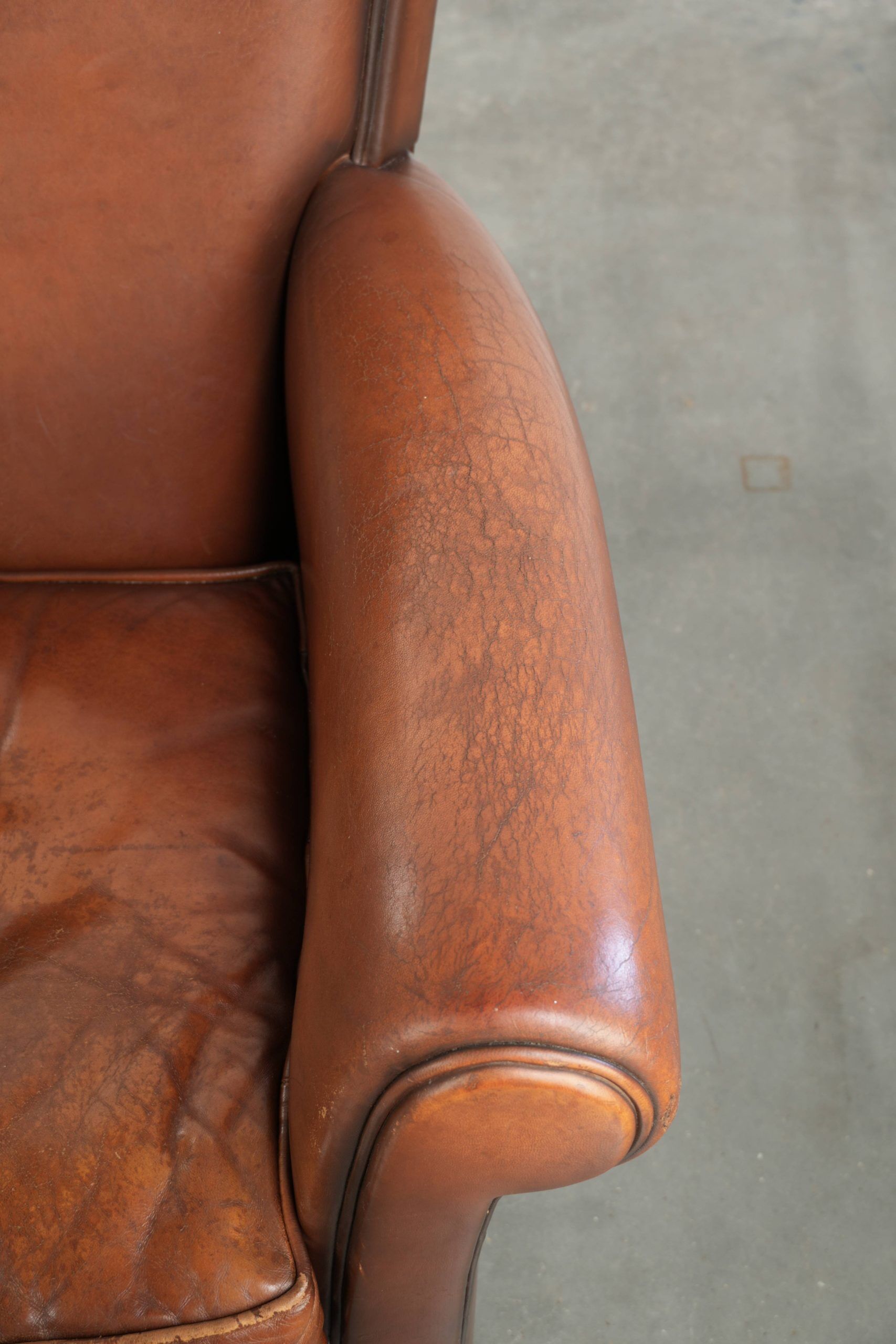 Fauteuil en peau de mouton confortable avec une finition élégante.