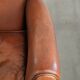 Fauteuil en peau de mouton confortable avec une finition élégante.