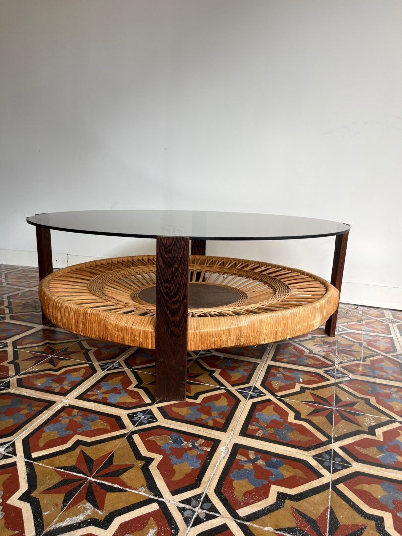 Table basse en verre fumé et rotin