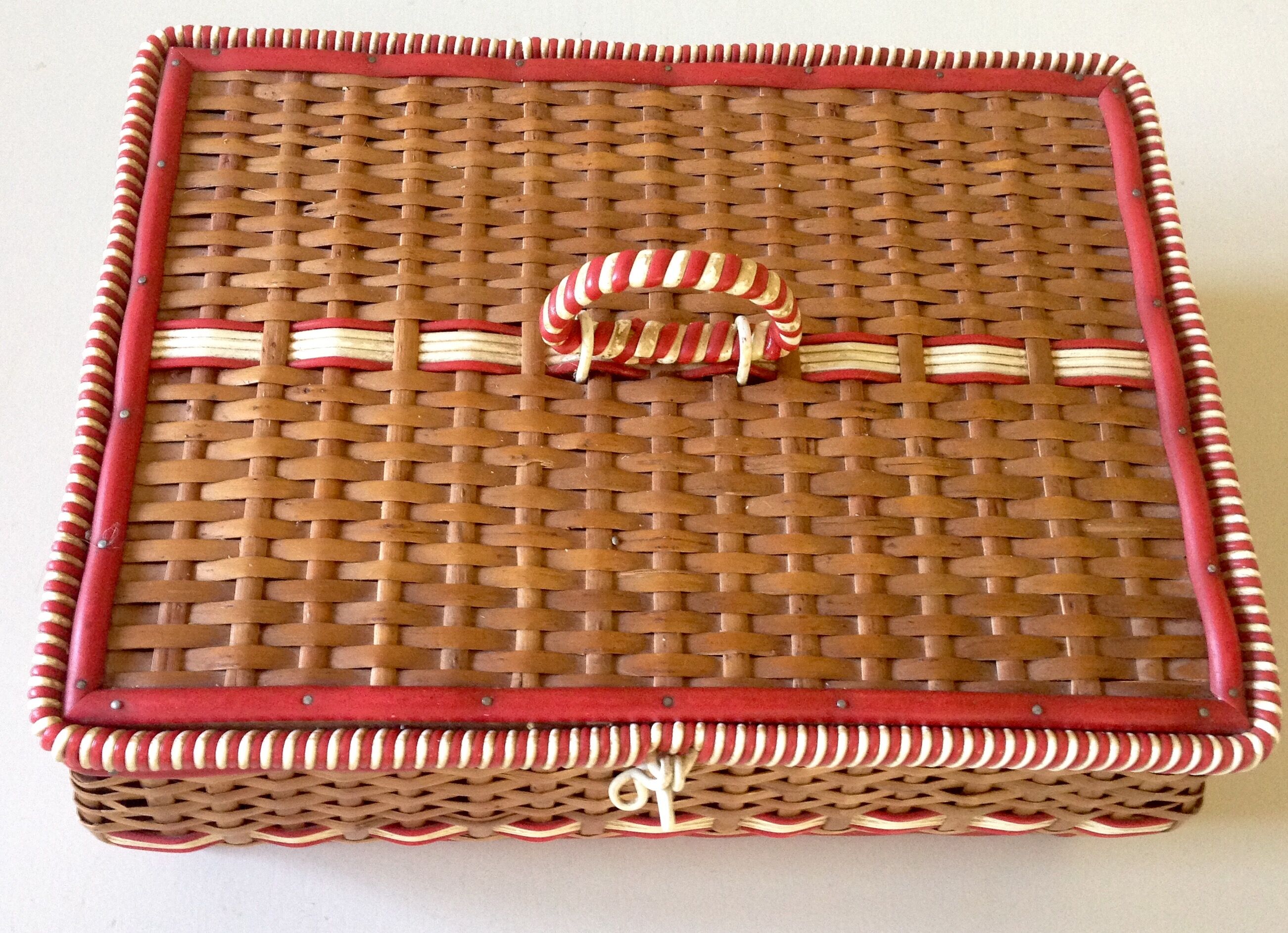 Basket wicker and scoubidou circa 1950