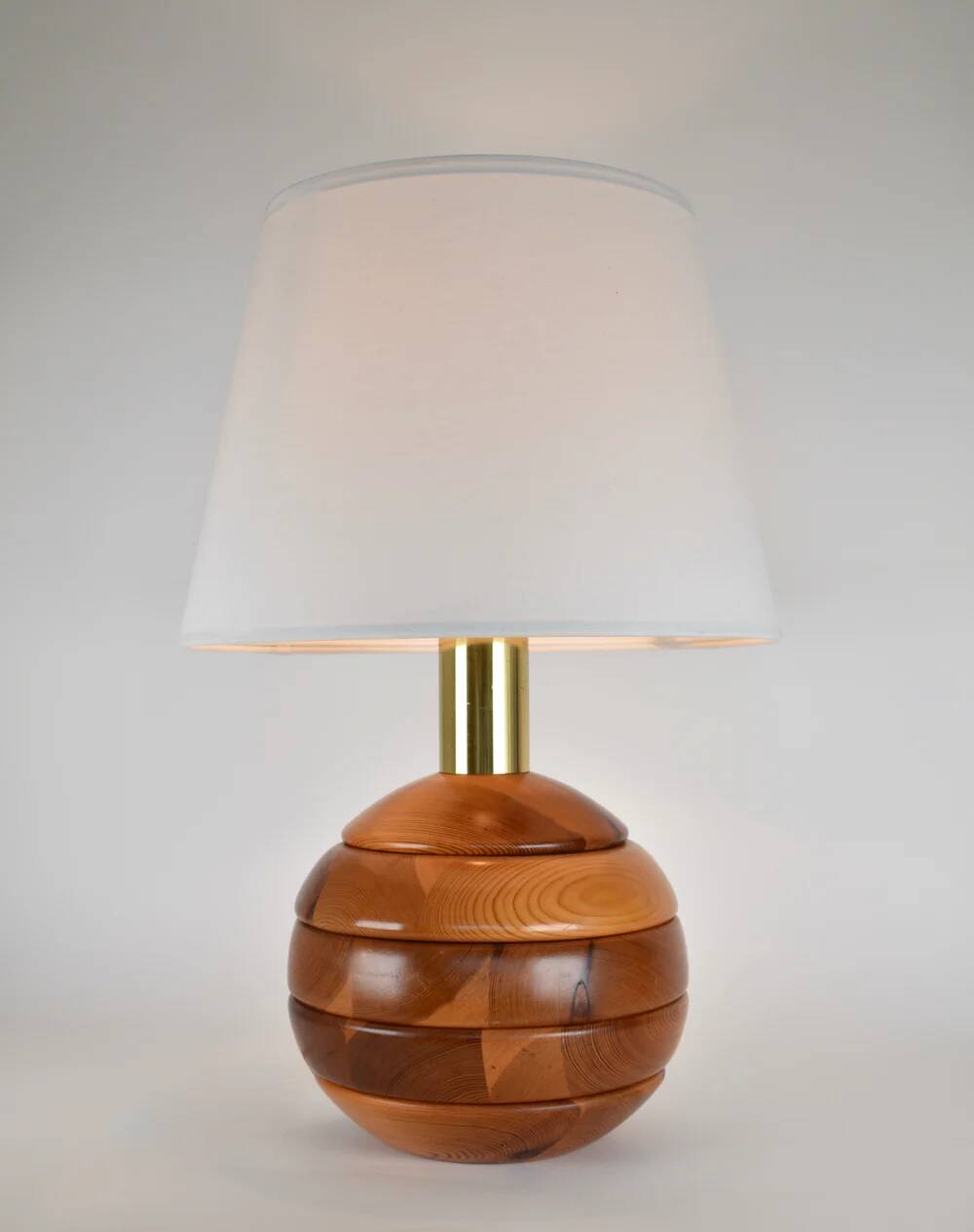 Lampe de table moderniste en bois de pin, années 1970