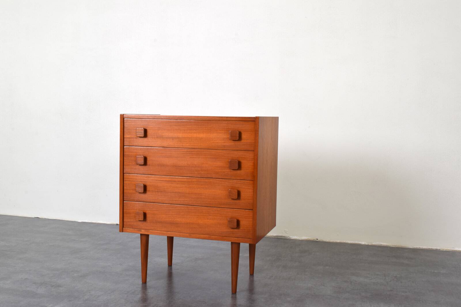 Commode danoise en teck du milieu du siècle de Domino Mobler, années 1960.