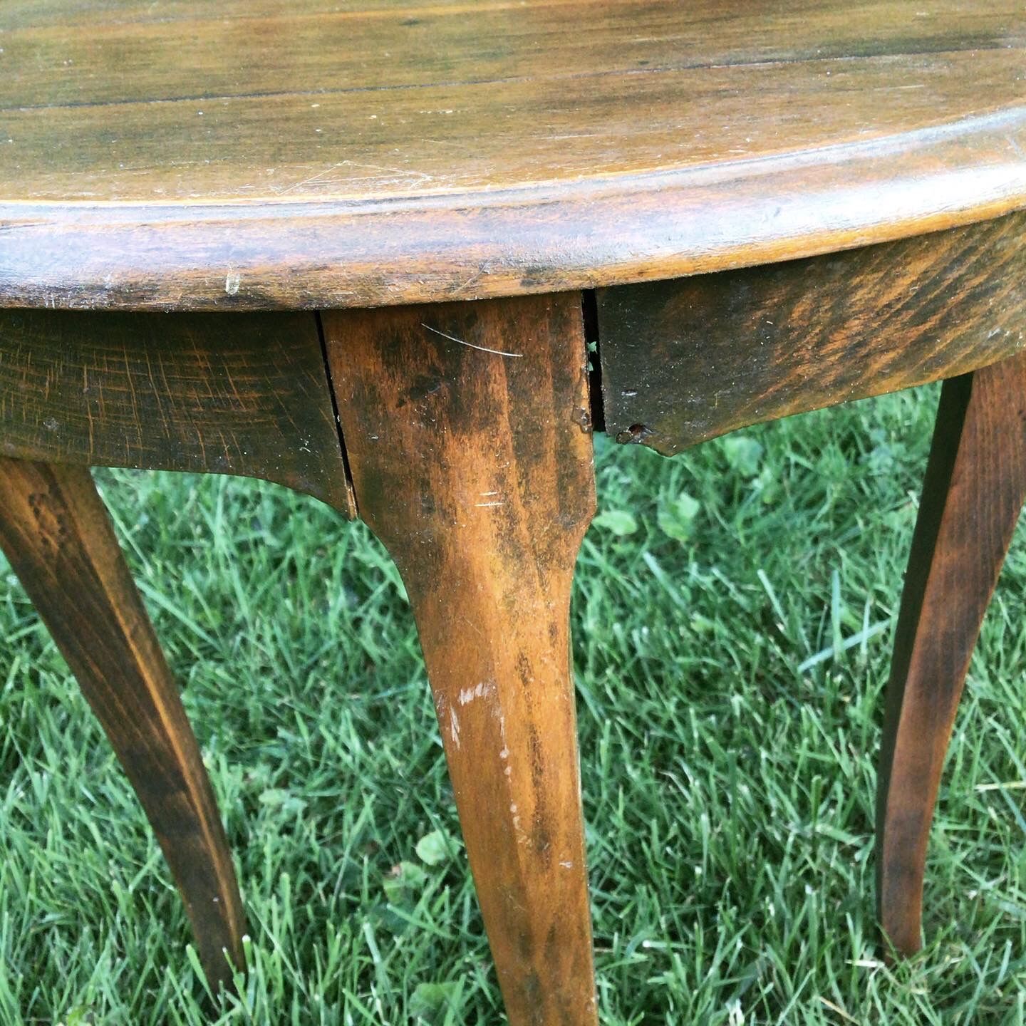 Quadripod pedestal in solid wood