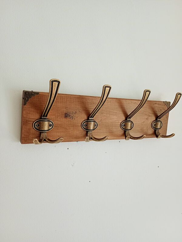 Porte-manteau mural en bois – 4 patères métalliques – 45 cm