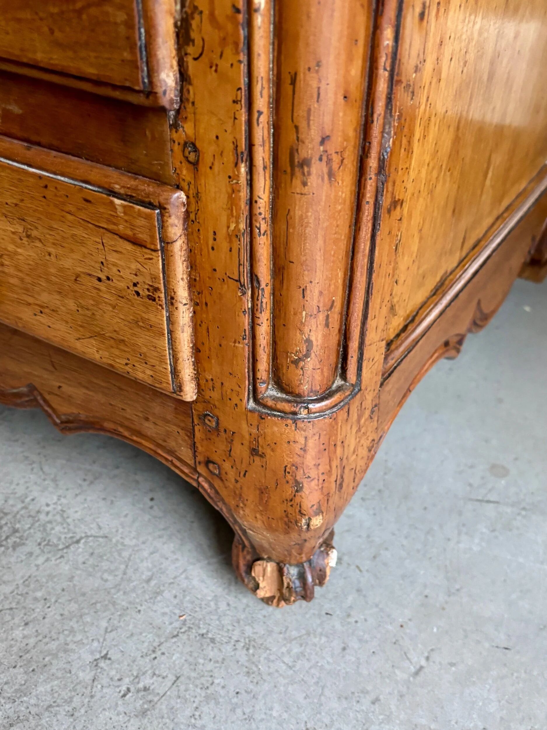 Secretary, sloped desk in walnut, 18th century ☐ 97.5 x 62 cm