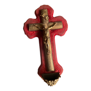 Croix dorée sur un lit - rouge