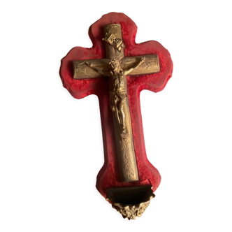 Croix dorée sur un lit de velours rouge