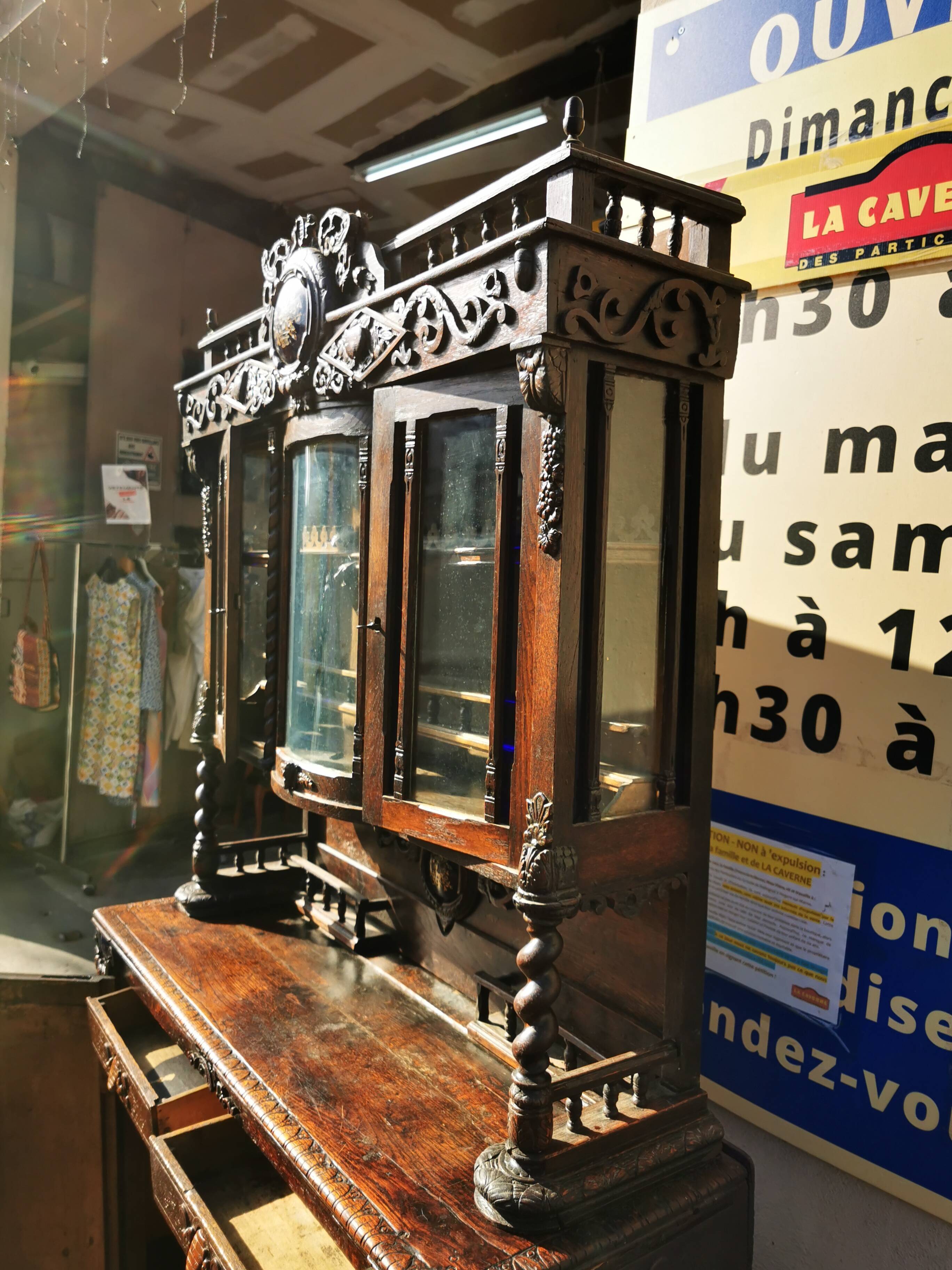 Cabinet / Vaisselier ancien richement sculpté 19éme