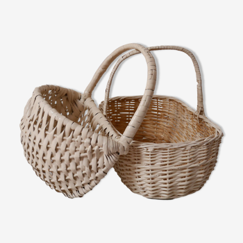 Set of 2 small white baskets