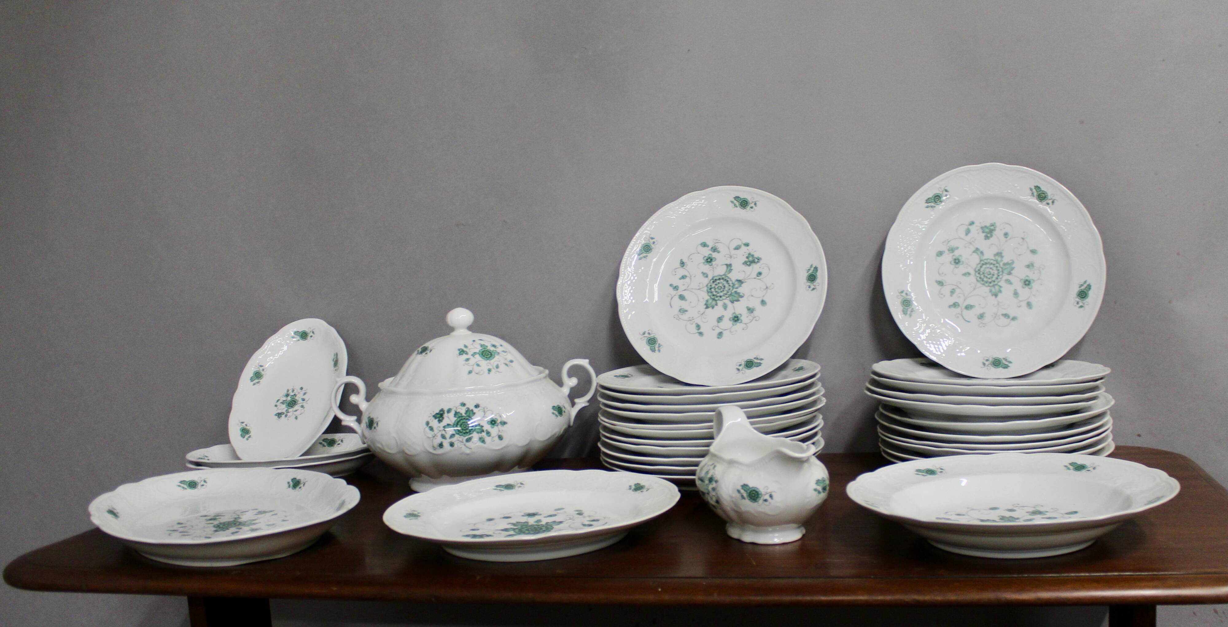 Seltmann Weiden Bavaria 31-Piece Porcelain Dinnerware Set