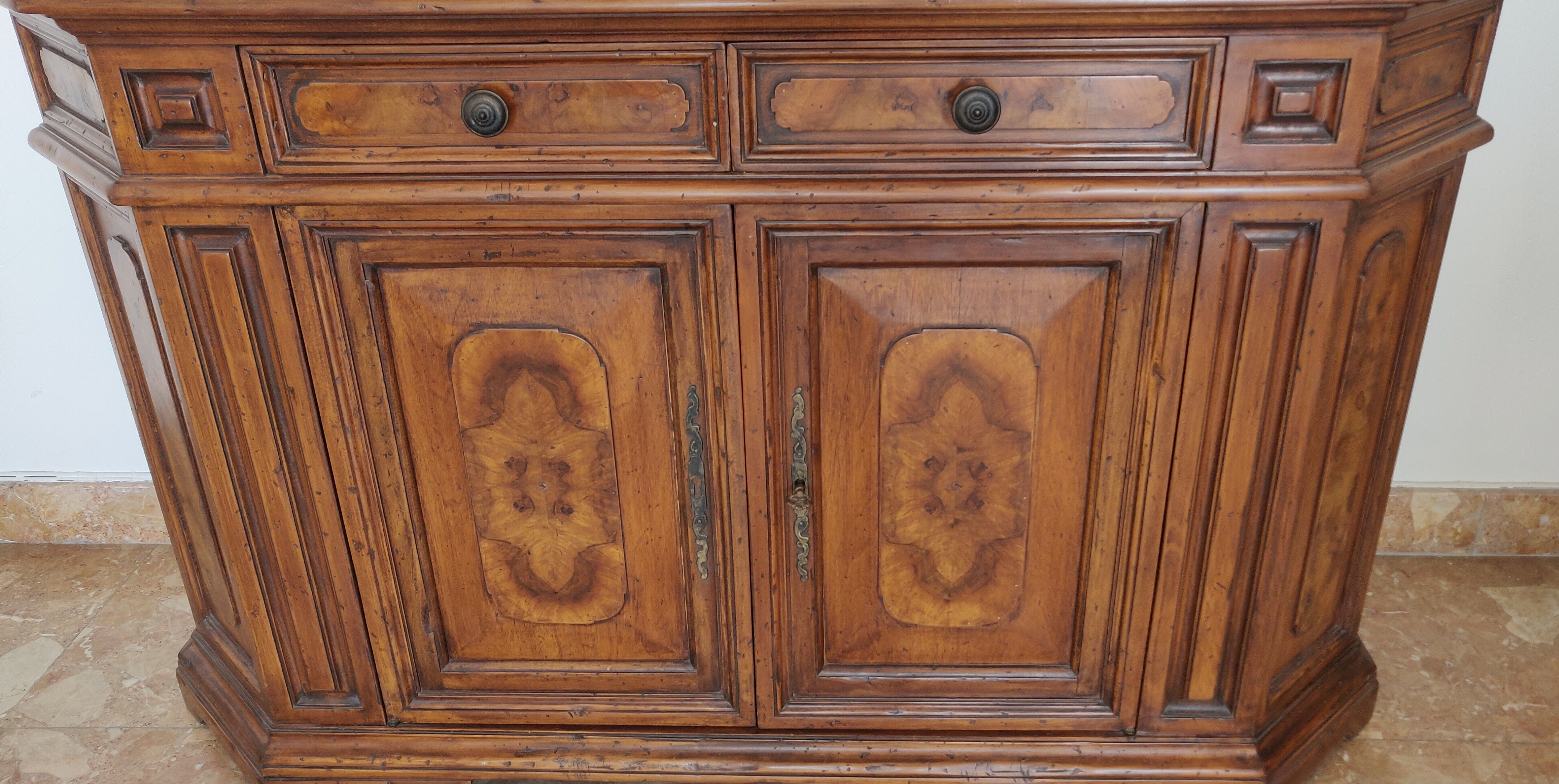 2-door walnut buffet Tonges