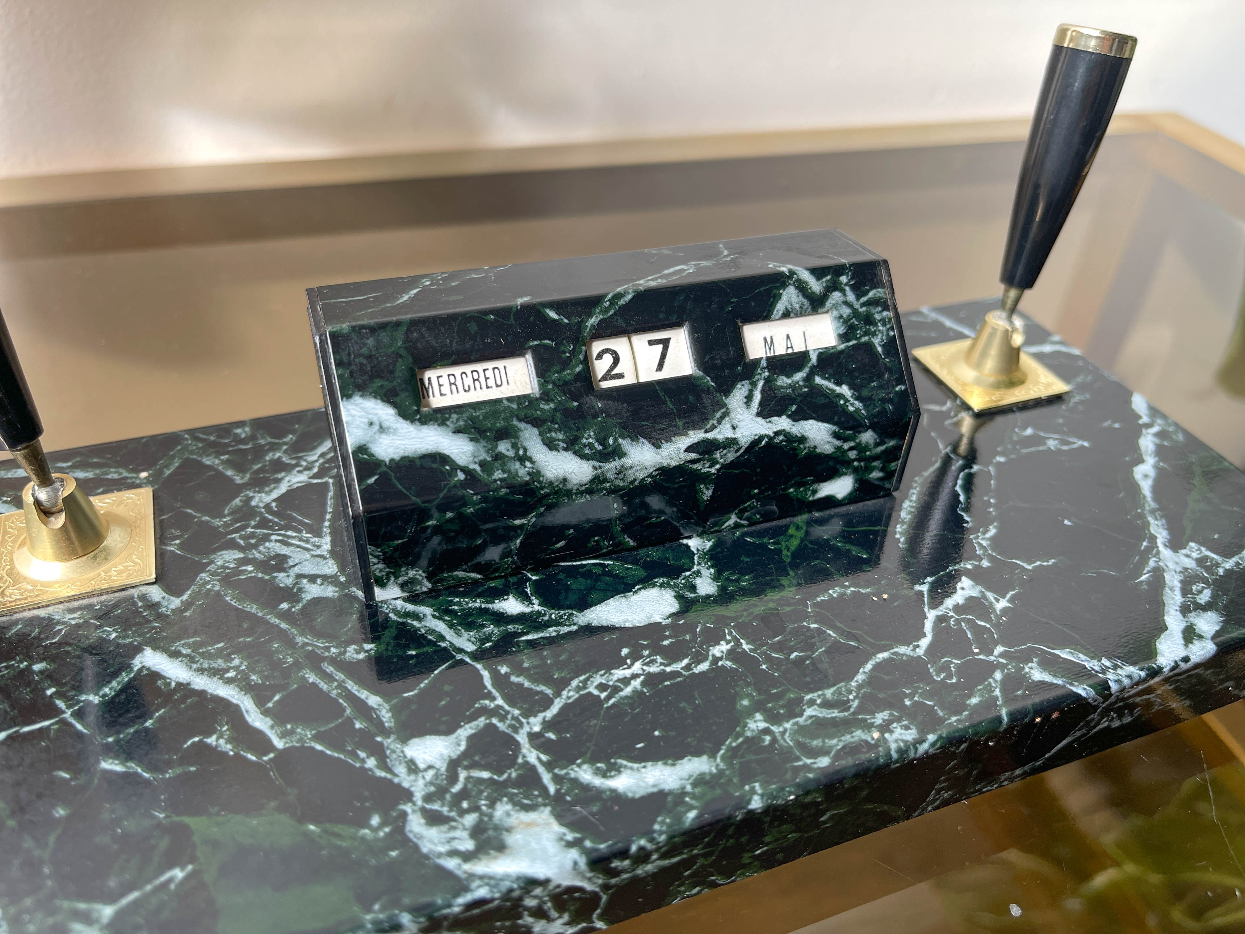 Perpetual calendar with vintage pen holder black gold marble effect