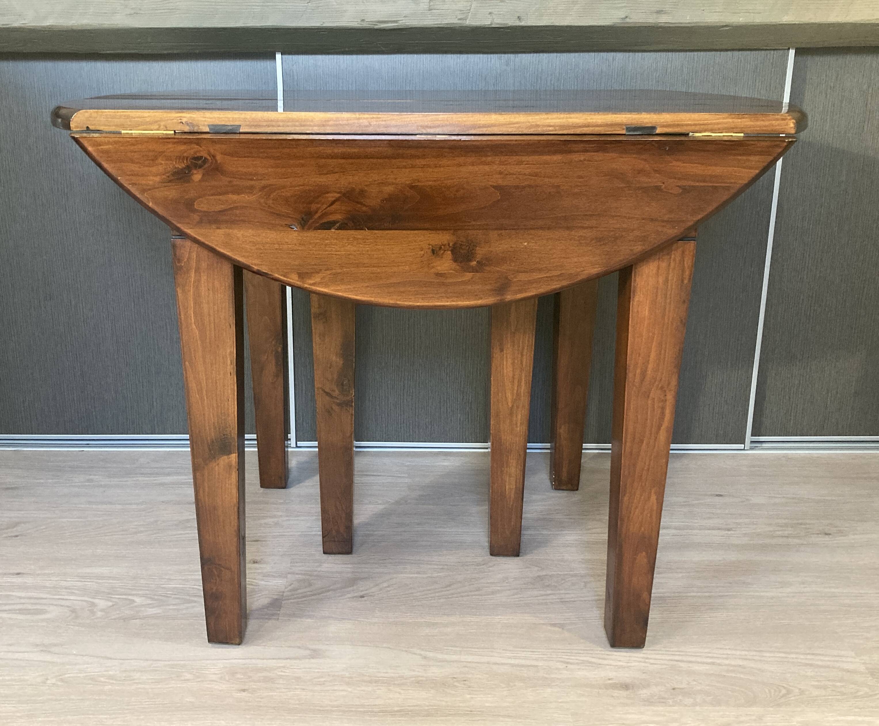 Extendable oval dining table