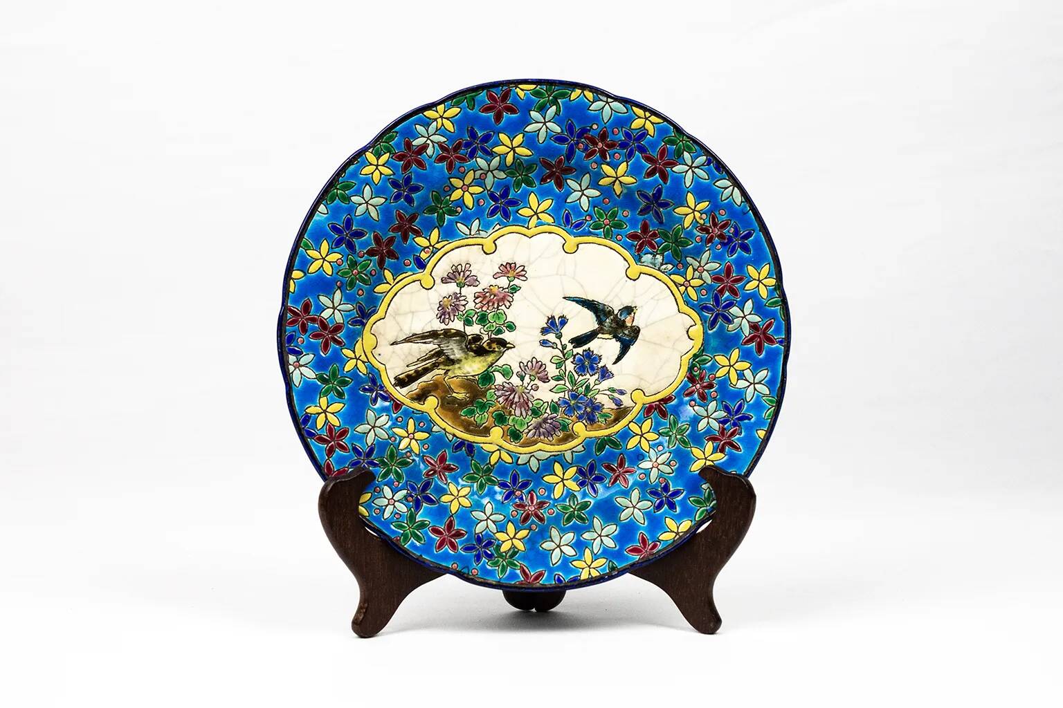Assiette Longwy début XXe  – Émaux cloisonnés à décor d’oiseaux et fleurs
