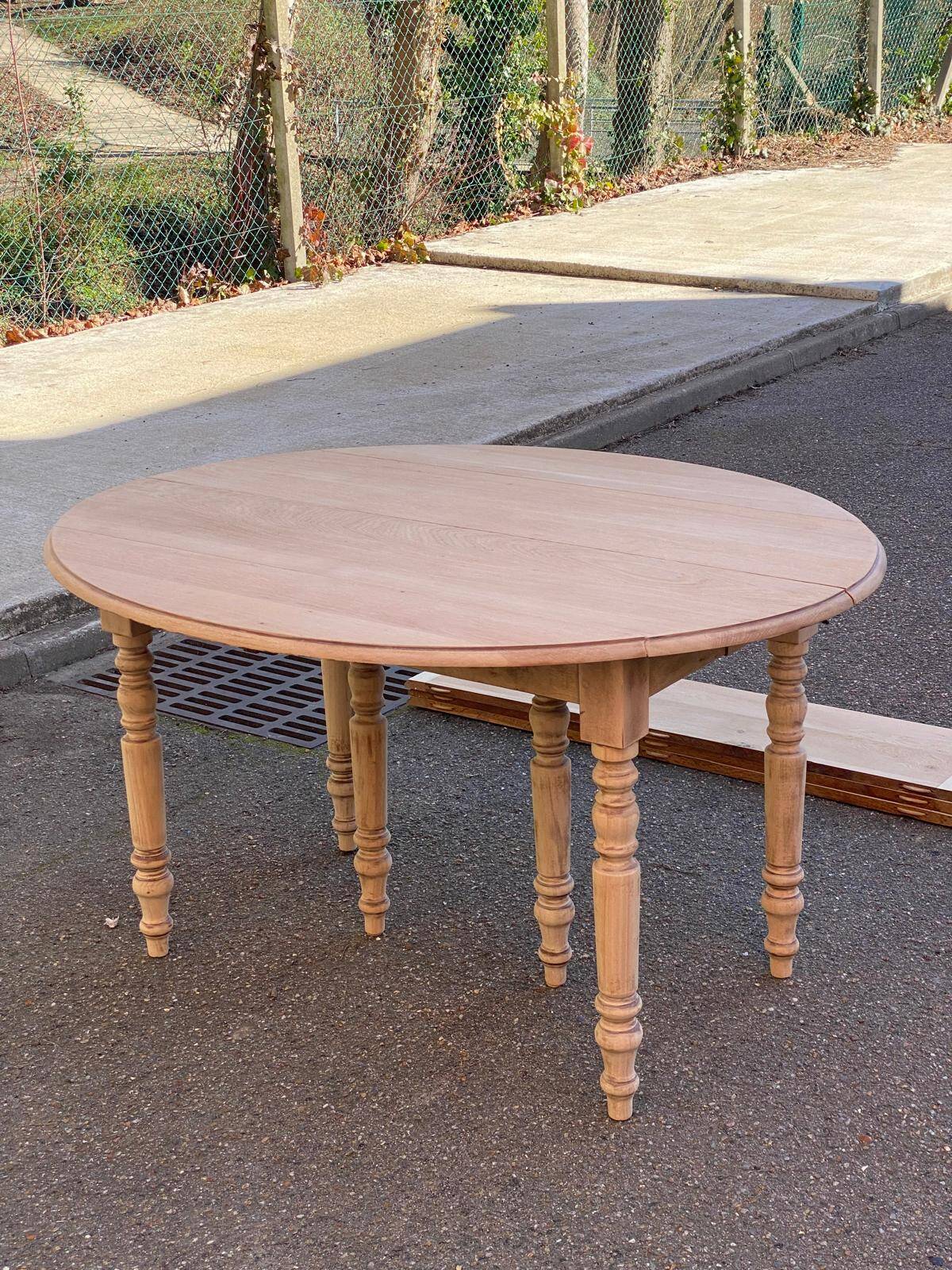 Louis Philippe round extendable dining table with renovated leaves and 4 extensions.