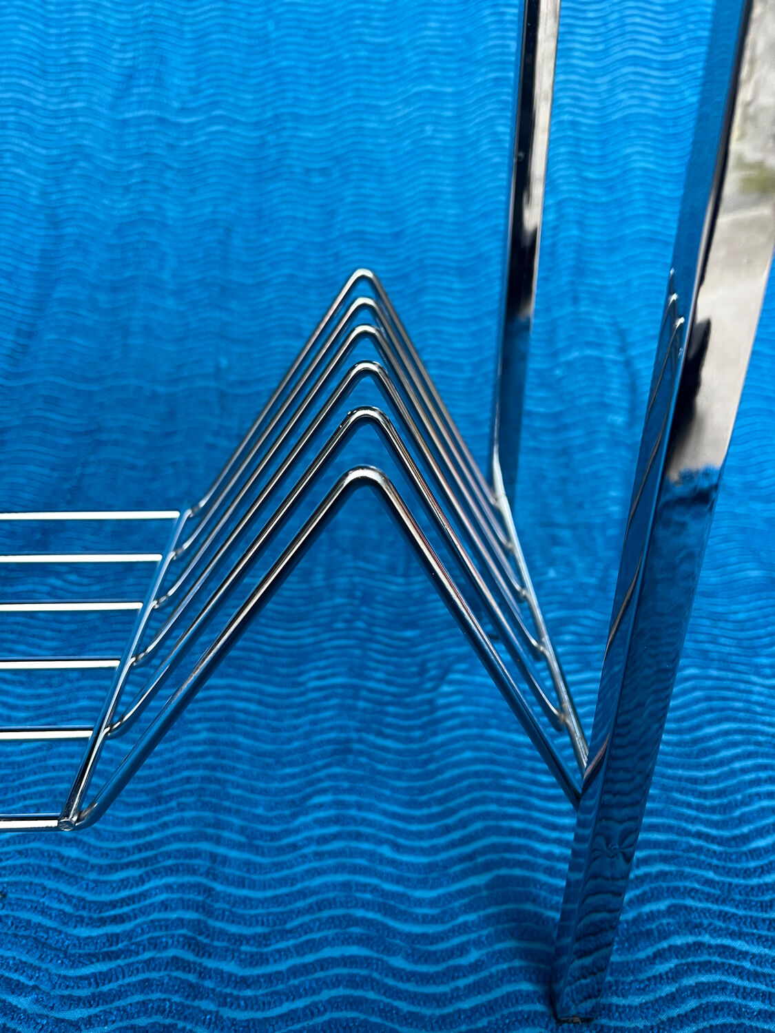 Vintage vinyl record/newspaper storage unit 1960-1970 chrome structure