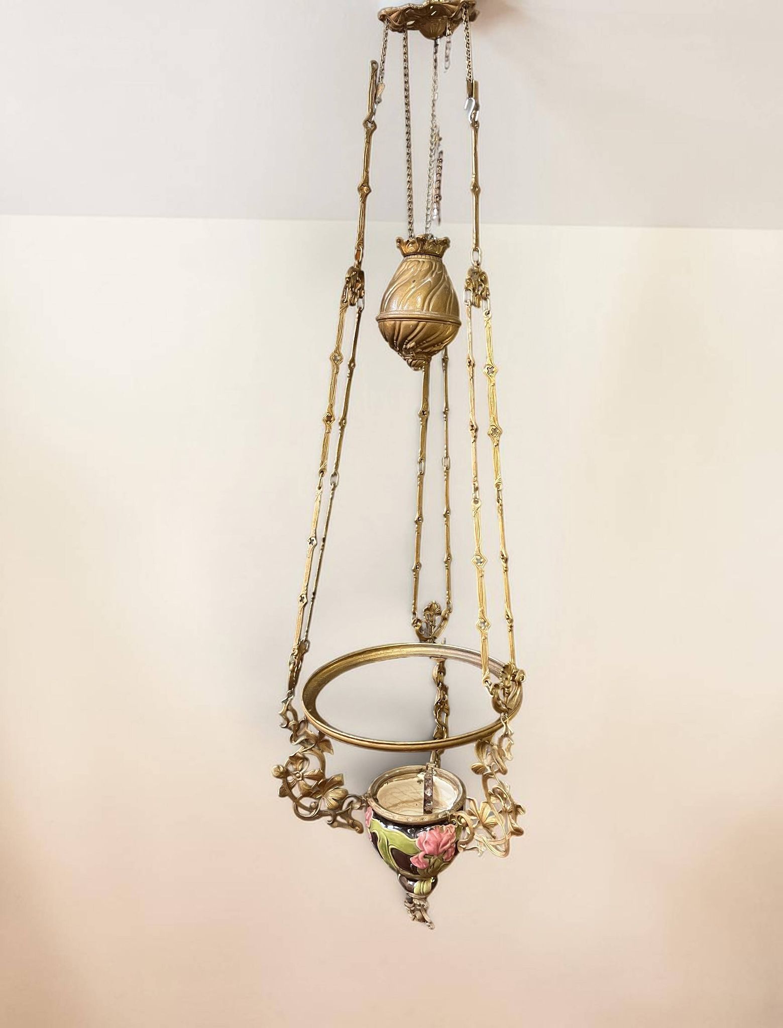 Art Nouveau suspension, rising and falling, in slipware, around 1900.
