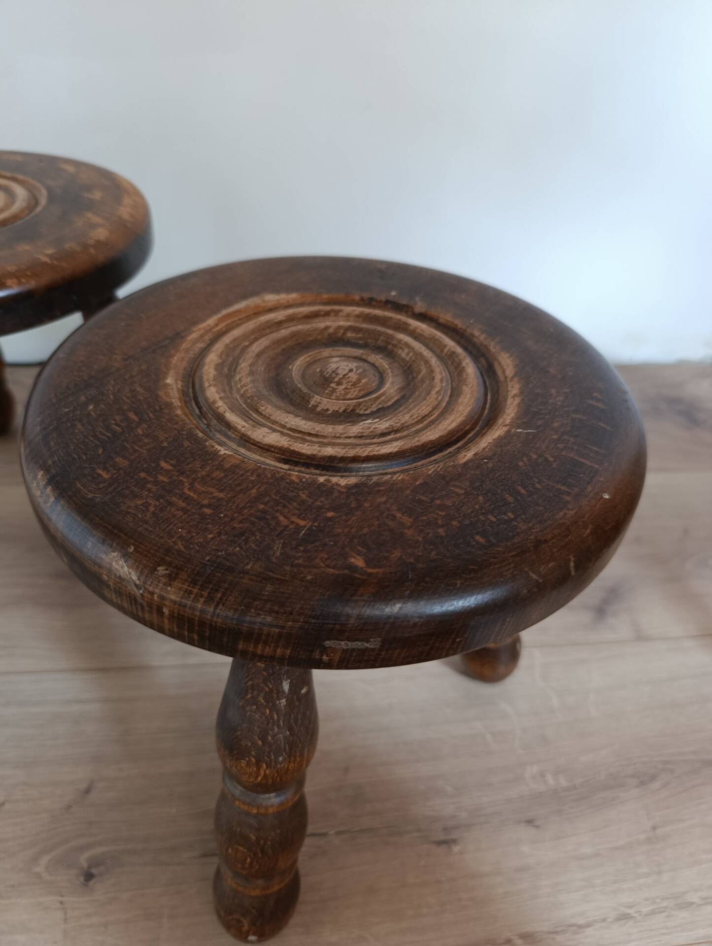 low tripod stool wood, bobbin leg, vintage
