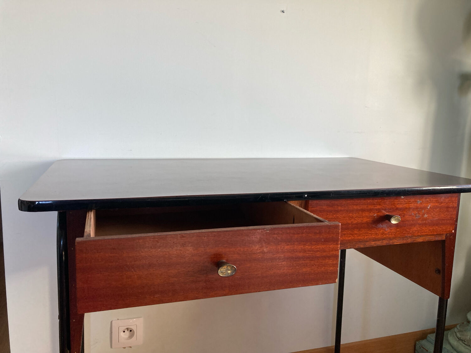 Formica desk