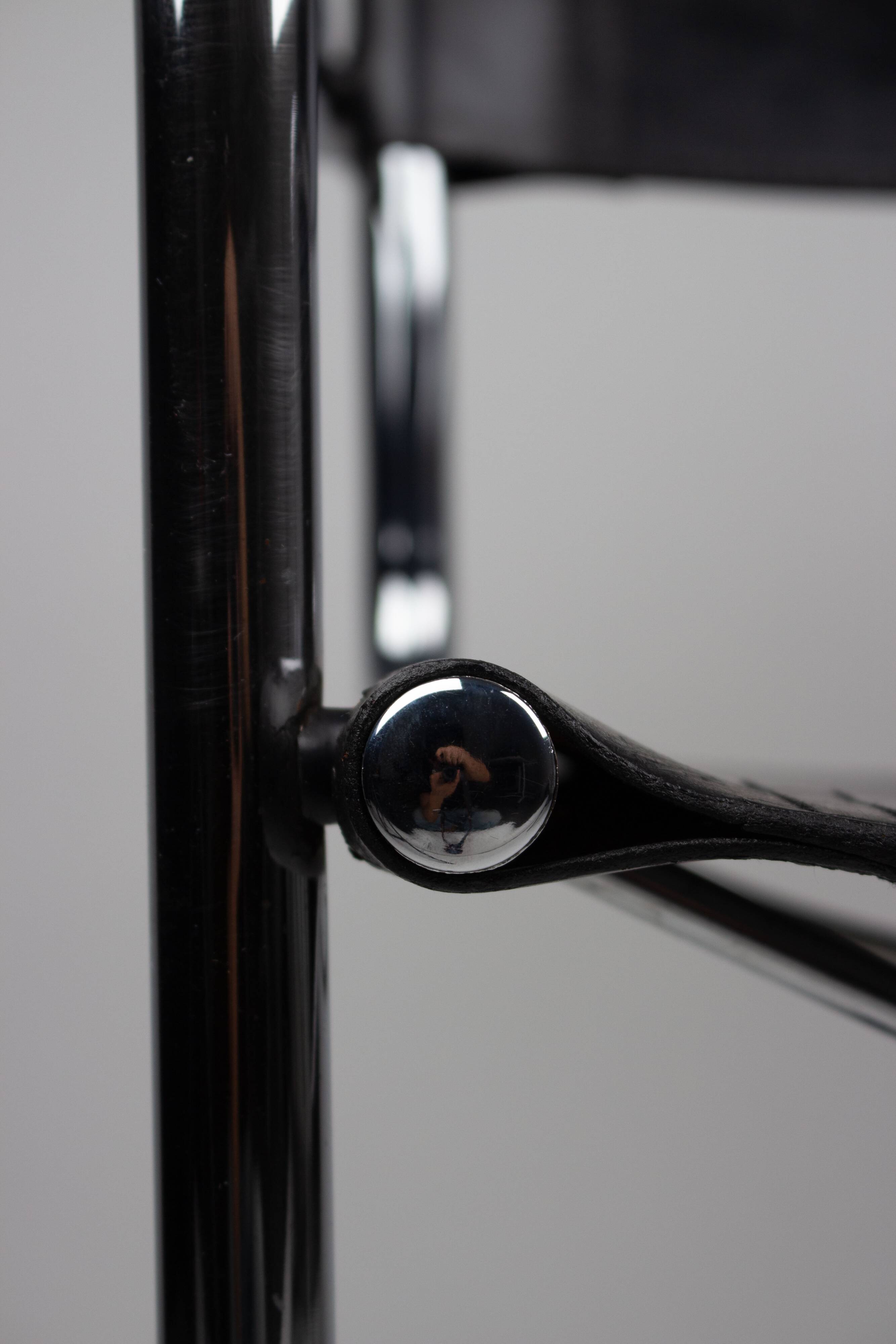 Pair of Matteo Grassi MG5 chairs in black leather and chrome