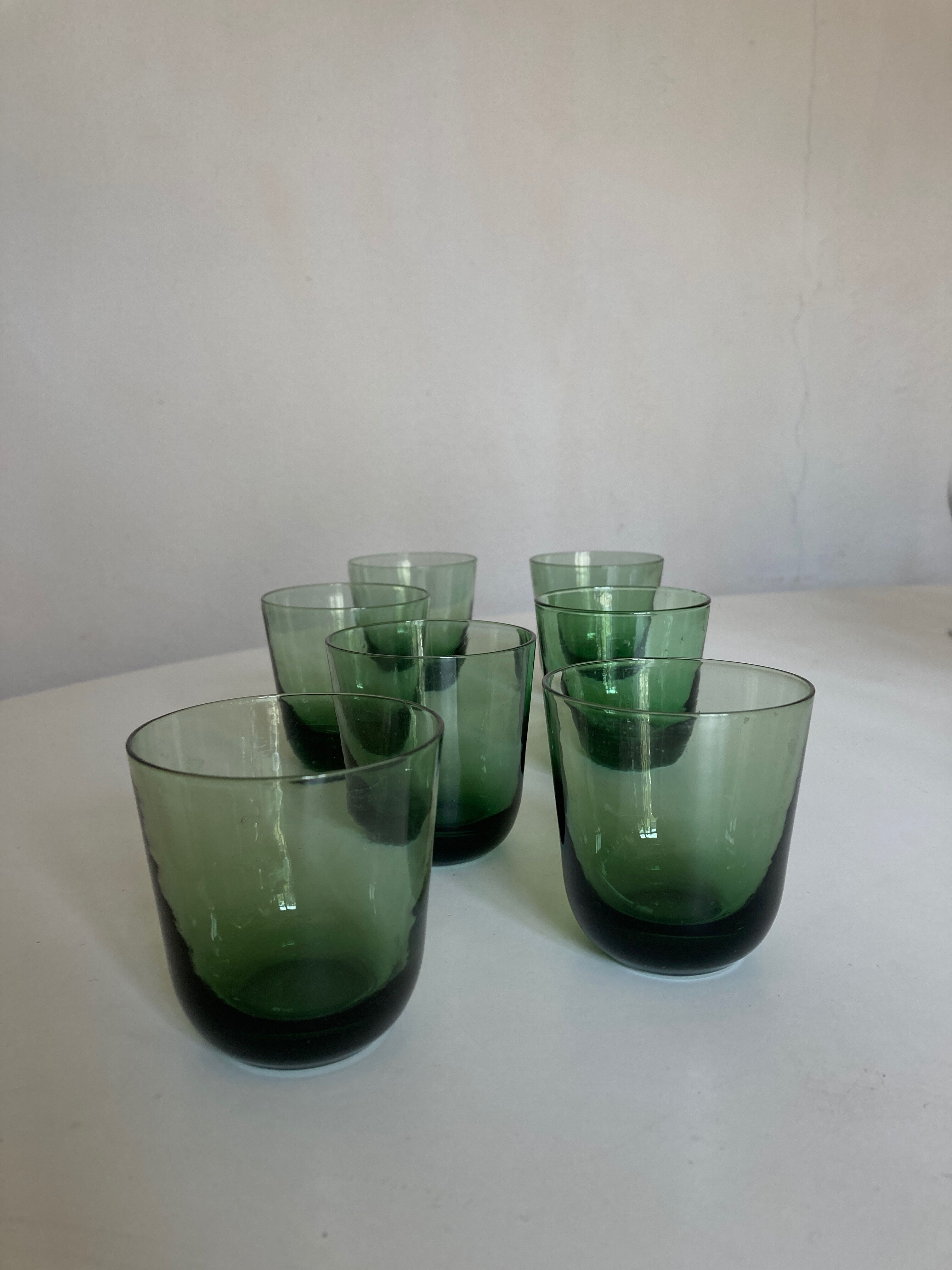 Set de 7 verres gobelets 1960 en verre soufflé vert