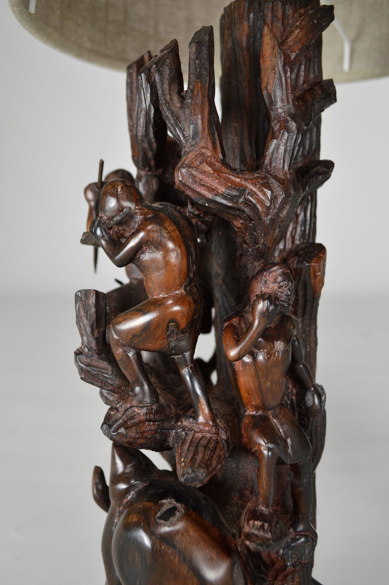 Lampe africaine en ébène sculpté, "Chasseurs, buffle et crocodile"