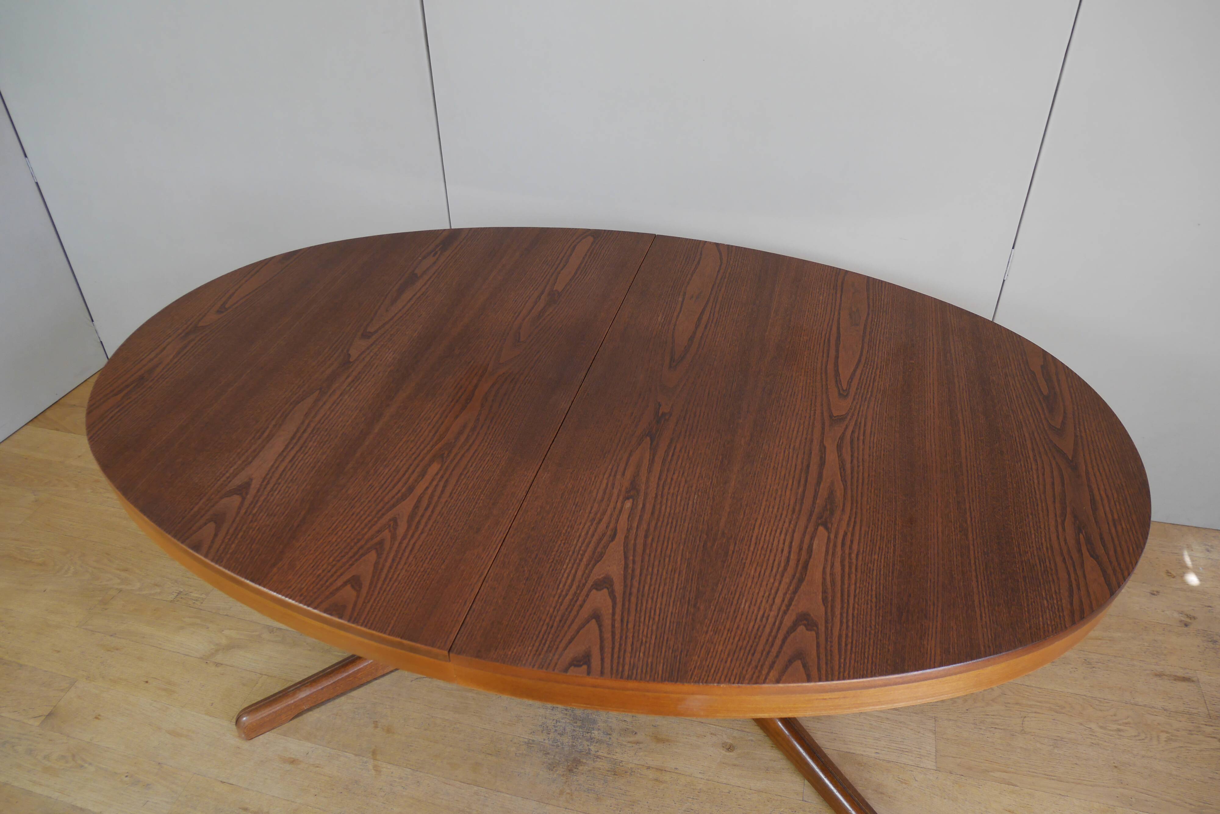 Extendable oval table baumann in elm central foot
