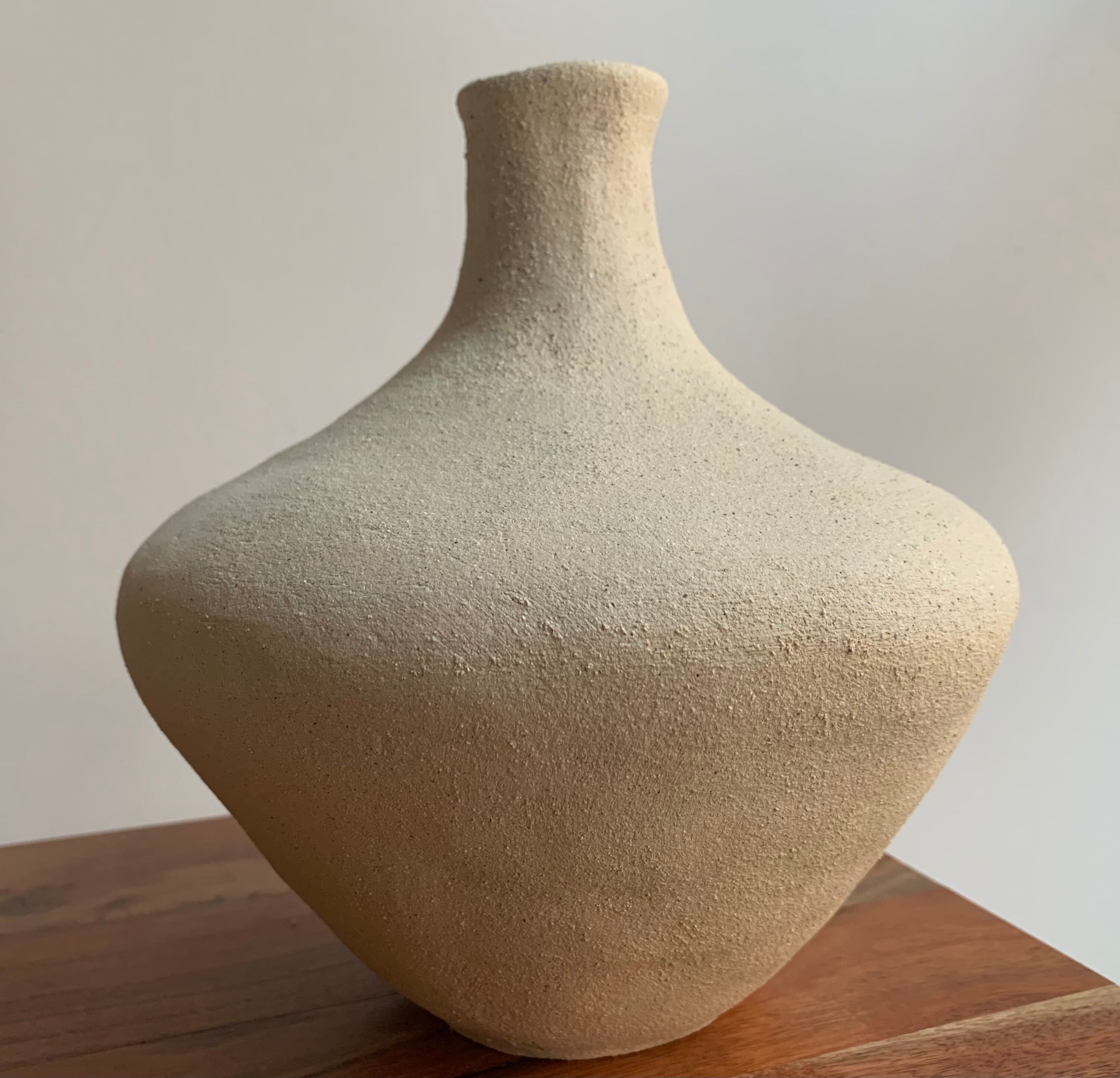 Chamotted white sandstone vase
