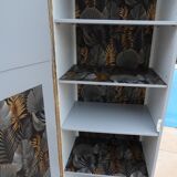 Armoire atypique à plusieurs étagères à roulettes